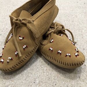 MINNETONKA Vintage Suede Moccasins, Size 8, Beaded, Tan
